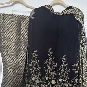 Pakistan style jamawar kaftan med size Elegant Black and Gold Embroidered Dress